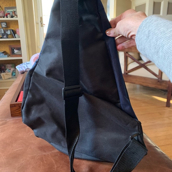 Outer Style shoulder bag. Multiple pockets. NWOT. Great for travel. - Picture 5 of 6